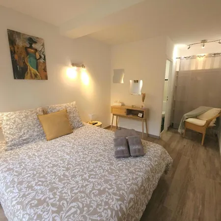 Chez Louis فندق لي إيسامبر