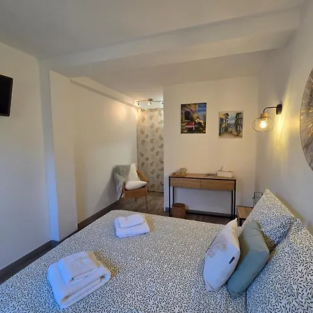 Chez Louis Bed and Breakfast 3*