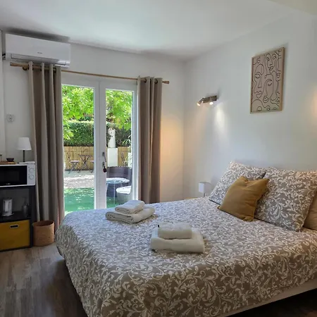 Chez Louis Bed and Breakfast 3*