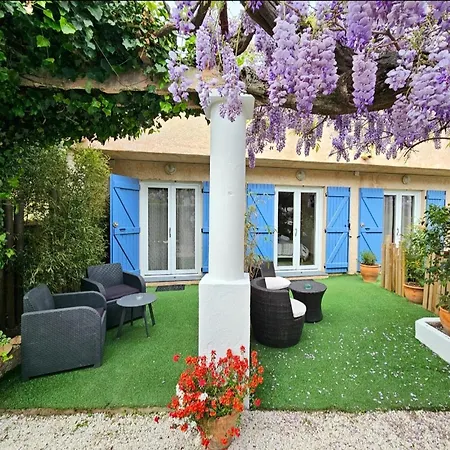 Chez Louis מלון