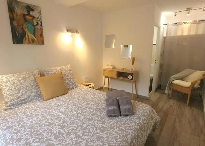 Chez Louis فندق لي إيسامبر
