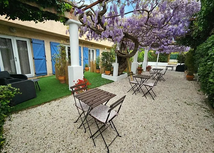 Chez Louis فندق لي إيسامبر